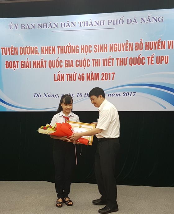 Khen thưởng học sinh lớp 8 đoạt giải nhất cuộc thi viết thư UPU ảnh 1
