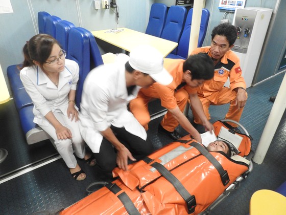 Ngư dân nguy kịch vì ngã vào tời cuốn lưới ảnh 2