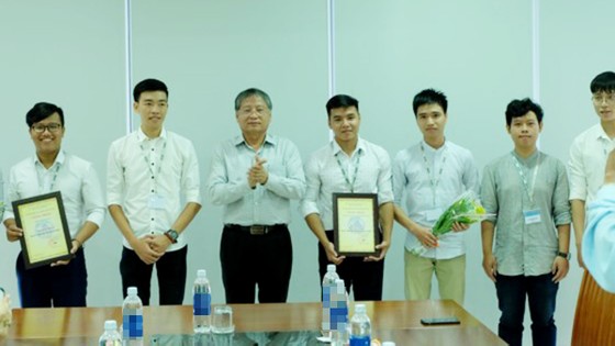 Trao giải cuộc thi “Ý tưởng trang trí hoa và điện chiếu sáng phục vụ Tết 2018“ ảnh 2