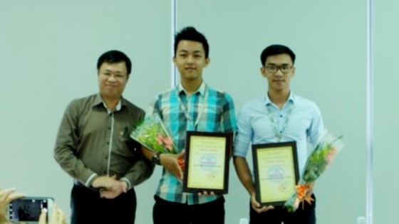 Trao giải cuộc thi “Ý tưởng trang trí hoa và điện chiếu sáng phục vụ Tết 2018“ ảnh 1