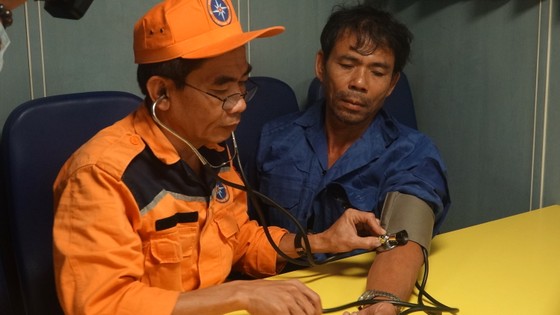 Vượt sóng dữ cứ 13 ngư dân gặp nạn trên biển ảnh 2