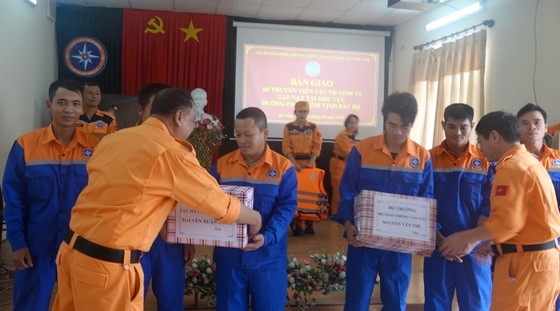 Tàu SAR 412 cứu tàu cá cùng 6 ngư dân gặp nạn trên biển ảnh 4
