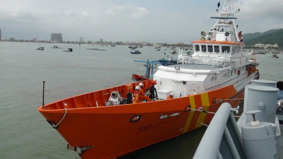 Vượt sóng cứu 11 ngư dân cùng tàu cá gặp nạn trên biển trong đêm ảnh 2