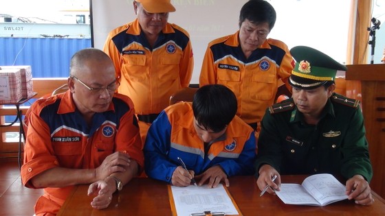 Vượt sóng cứu 11 ngư dân cùng tàu cá gặp nạn trên biển trong đêm ảnh 3