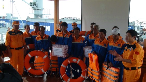 Vượt sóng cứu 11 ngư dân cùng tàu cá gặp nạn trên biển trong đêm ảnh 4