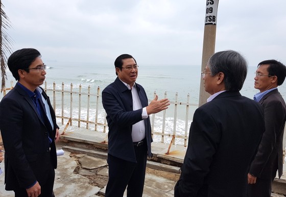 Biển Mỹ Khê bị xâm thực, lãnh đạo Đà Nẵng đi kiểm tra "khẩn" ảnh 4