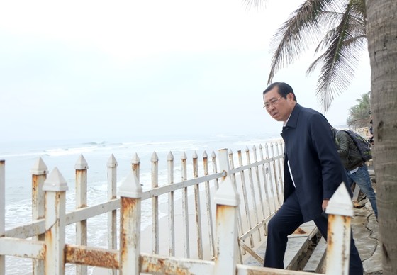 Biển Mỹ Khê bị xâm thực, lãnh đạo Đà Nẵng đi kiểm tra "khẩn" ảnh 1