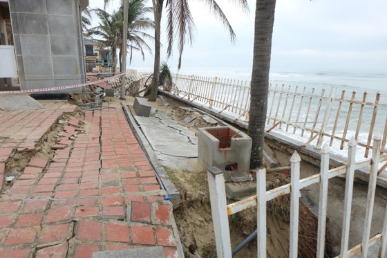 Biển Mỹ Khê bị xâm thực, lãnh đạo Đà Nẵng đi kiểm tra "khẩn" ảnh 5