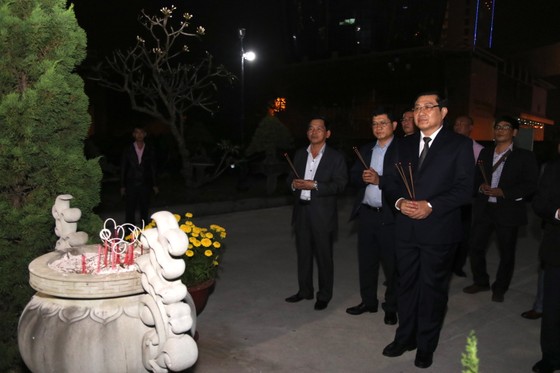 Lãnh đạo TP Đà Nẵng đi thăm và chúc tết các đơn vị "trực chiến" đêm giao thừa ảnh 8
