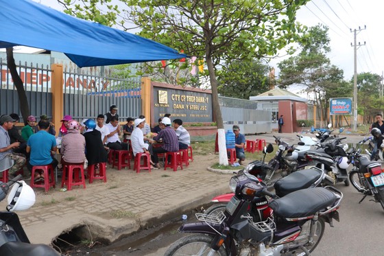 Người dân tập trung phản đối nhà máy thép Dana Ý tại Đà Nẵng gây ô nhiễm ảnh 3