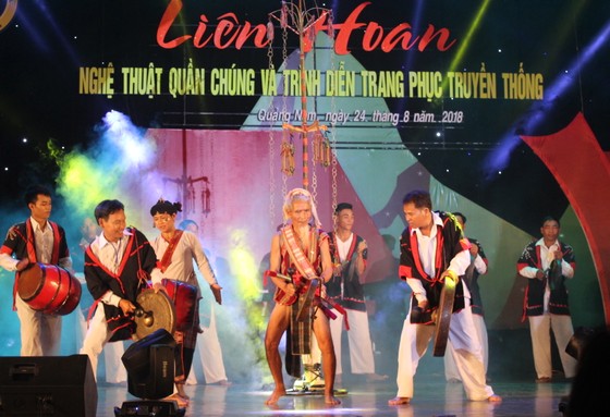 Liên hoan nghệ thuật quần chúng và trình diễn trang phục truyền thống ảnh 1