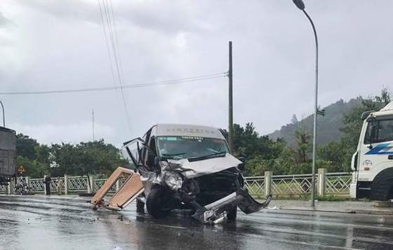 Hai xe ô tô đấu đầu trên quốc lộ, 9 người bị thương ảnh 1