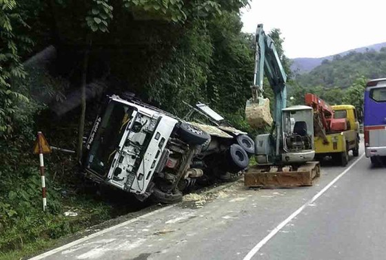 Xe tải đổ đèo đâm vào vách núi ảnh 1