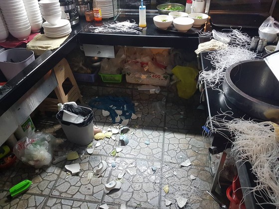 Nhóm côn đồ hành hung nữ chủ quán ăn vì cho rằng không được phục vụ trước ảnh 1