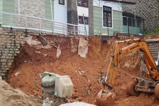 Sạt lở taluy khi đang thi công, 1 người bị vùi lấp tử vong ảnh 1