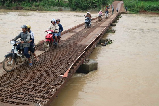 Khen thưởng đột xuất nam thanh niên lao xuống sông cứu sống 2 nữ sinh ảnh 5