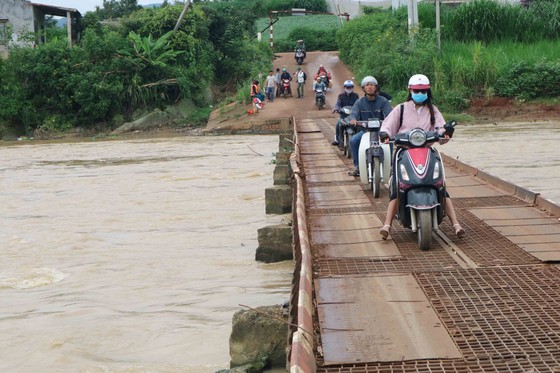 Khen thưởng đột xuất nam thanh niên lao xuống sông cứu sống 2 nữ sinh ảnh 3