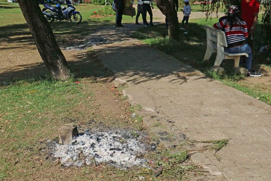 Du khách đốt củi ngủ giữa đêm lạnh Đà Lạt ảnh 7