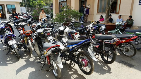 Hàng chục dân chơi tuổi "teen" tụ tập đua xe tại Đà Lạt ảnh 1