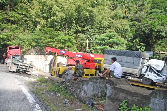 Xe container đâm nát đầu xe tải, 2 tài xế bị thương ảnh 1