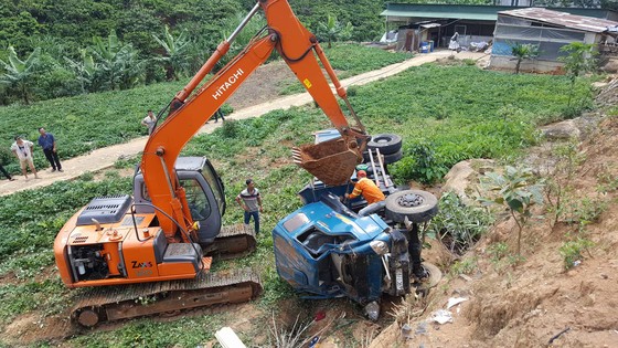 Xe tải lật nhiều vòng xuống vực sâu, tài xế bị thương nặng ảnh 1