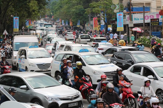 Đường phố Đà Lạt kẹt cứng phương tiện chở khách nghỉ lễ ảnh 6