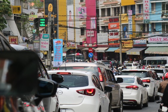 Đường phố Đà Lạt kẹt cứng phương tiện chở khách nghỉ lễ ảnh 2