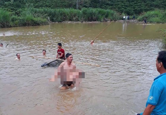 Rủ nhau tắm sông, 2 anh em đuối nước thương tâm ảnh 1