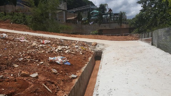 Vô tư san ủi đất, làm đường trái phép ở Đà Lạt ảnh 2