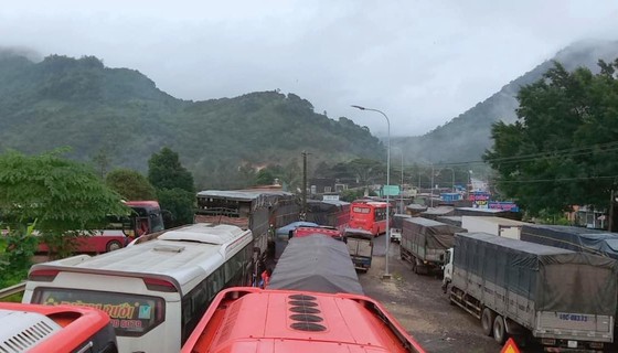 Sạt lở đèo Bảo Lộc, giao thông tê liệt ảnh 2
