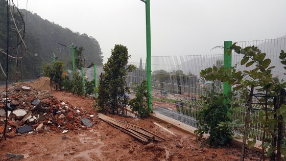Bị xử phạt, điểm tham quan du lịch trên đèo Mimosa ( Đà Lạt) vẫn thi công ảnh 1