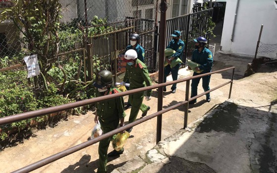Đà Lạt: Hàng ngàn phần quà trao tận nhà người có hoàn cảnh khó khăn trong mùa dịch ảnh 7