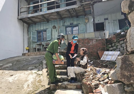 Đà Lạt: Hàng ngàn phần quà trao tận nhà người có hoàn cảnh khó khăn trong mùa dịch ảnh 4