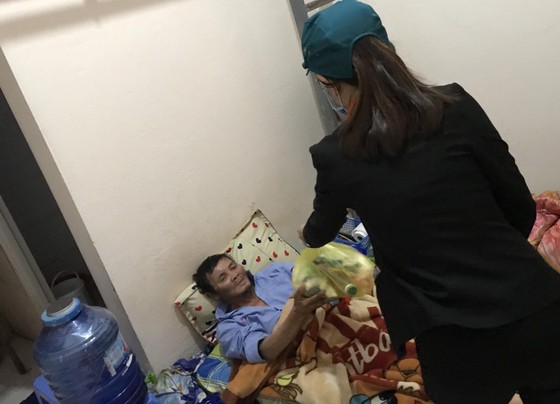 Đà Lạt: Hàng ngàn phần quà trao tận nhà người có hoàn cảnh khó khăn trong mùa dịch ảnh 9