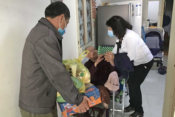 Đà Lạt: Hàng ngàn phần quà trao tận nhà người có hoàn cảnh khó khăn trong mùa dịch ảnh 5