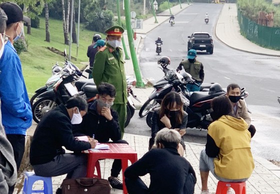 Đà Lạt: Hàng ngàn phần quà trao tận nhà người có hoàn cảnh khó khăn trong mùa dịch ảnh 2