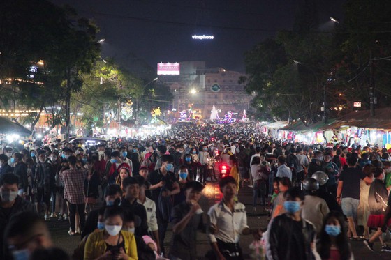 Biển người kéo về khu trung tâm Đà Lạt ảnh 2