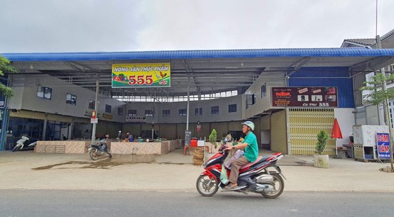 Ngang nhiên xây “chợ” trên suối, lấn chiếm quốc lộ ảnh 1