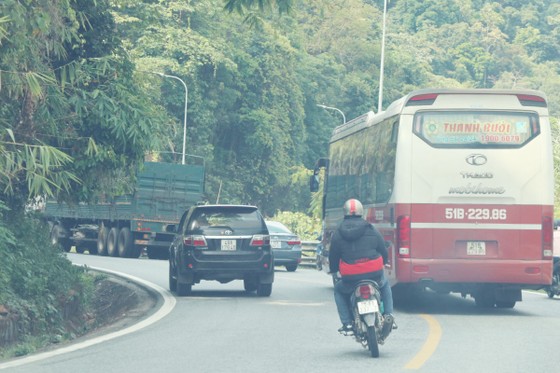 Phương tiện nối đuôi nhau vi phạm trên đèo Bảo Lộc ảnh 4