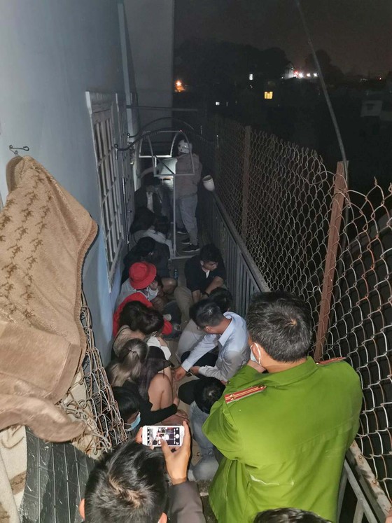 Hàng chục thanh niên 'cố thủ' trong 2 quán karaoke khi bị bắt quả tang tụ tập giữa mùa dịch ảnh 1