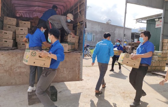 Lâm Đồng tiếp tục gửi nhiều 'chuyến xe yêu thương' tiếp sức TPHCM phòng chống dịch Covid-19 ảnh 5