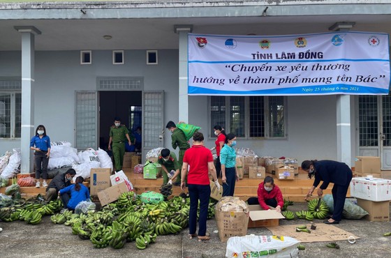 Lâm Đồng tiếp tục gửi nhiều 'chuyến xe yêu thương' tiếp sức TPHCM phòng chống dịch Covid-19 ảnh 3