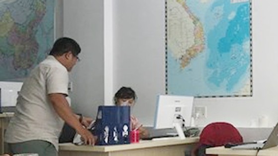 Phẫn nộ khách Trung Quốc mặc áo “đường lưỡi bò” đến Việt Nam ảnh 1