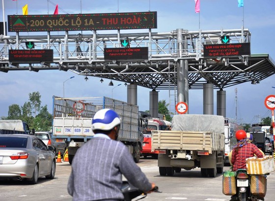 Trạm thu phí BOT Ninh Lộc lại xả trạm vì tài xế dừng xe giữa làn thu phí ảnh 1