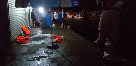Lật tàu du lịch trên vịnh Nha Trang, ít nhất 2 người tử vong ảnh 1