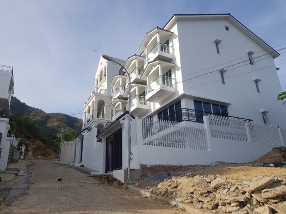 Phố biệt thự trái phép trên núi Cô Tiên gây nguy hiểm cho dân cư ảnh 4