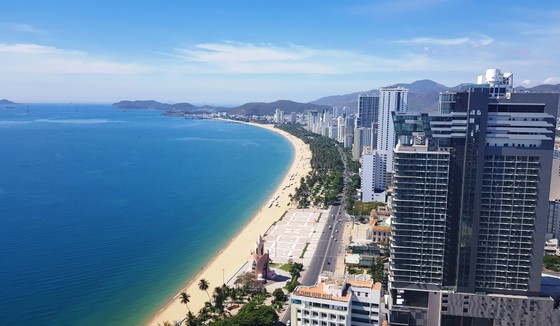 Khánh Hòa phấn đấu trở thành trung tâm kinh tế biển, trung tâm du lịch, dịch vụ lớn của cả nước ảnh 1