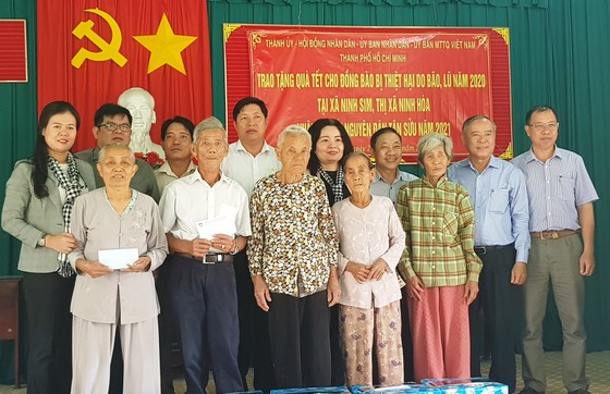 TPHCM tặng nhân dân Khánh Hòa và Phú Yên 600 triệu đồng ảnh 1