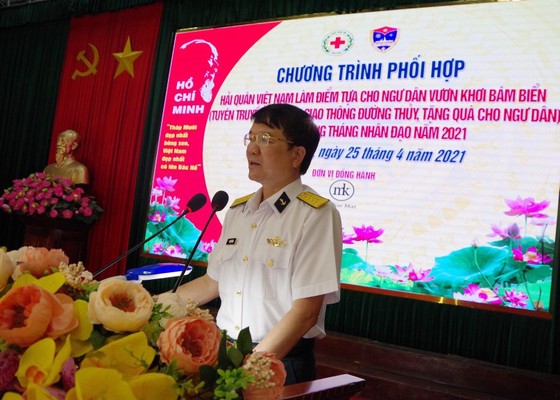 Tặng ngư dân Khánh Hòa 200 áo phao cứu sinh ảnh 2