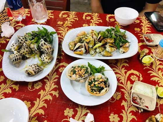 Khách 'tố' nhà hàng tính giá ốc hương 1,8 triệu đồng/kg ảnh 1